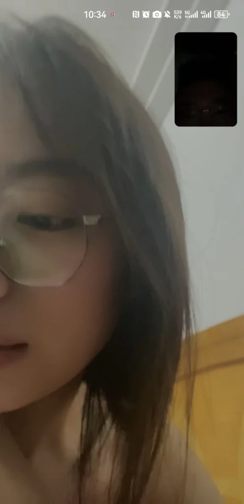 [1V+280P/1G]超大奶高颜值女友,牛仔裙甜品店端蛋糕打卡、校服户外近拍黑大衣卫生间镜子的清纯脸